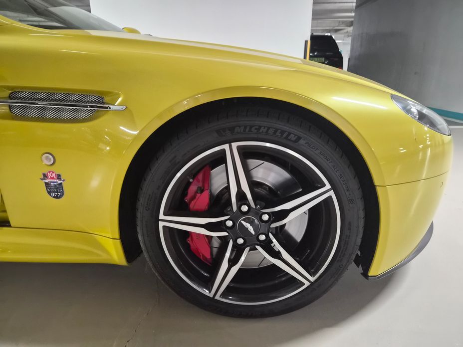 Astonmartin Vantage 2016