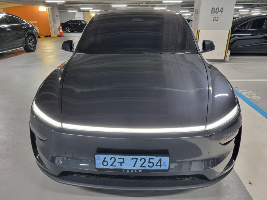 Tesla Model Y 2025