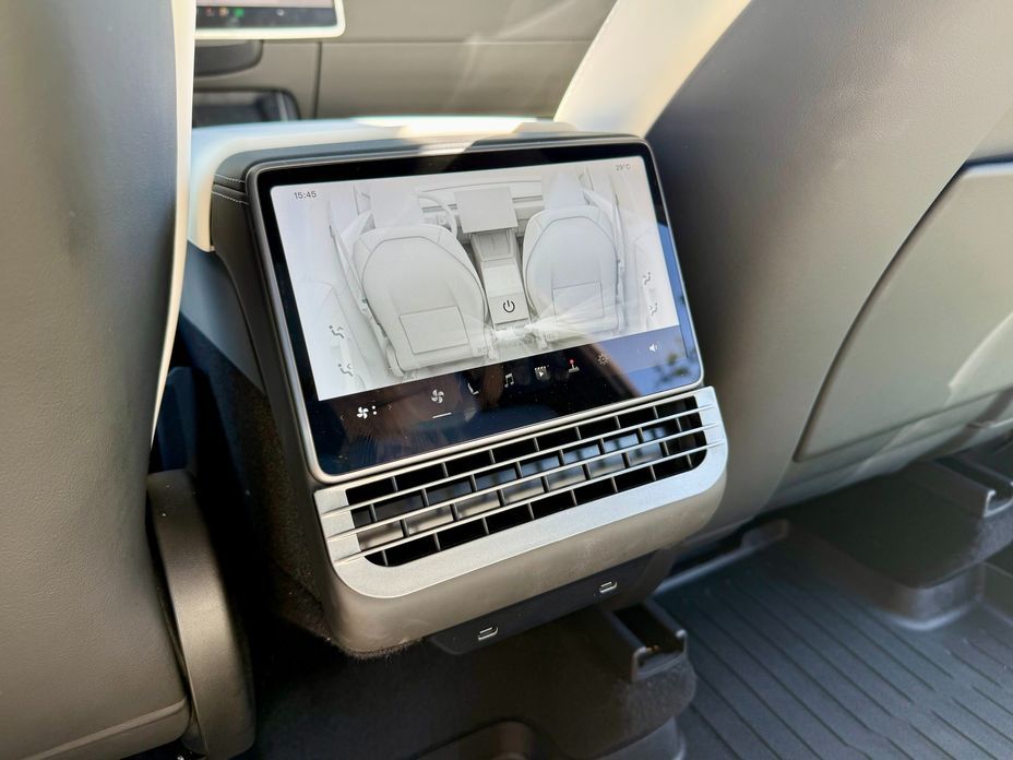 Tesla Model Y 2025