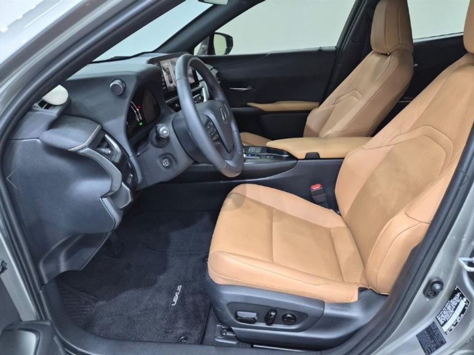 Lexus UX 2025
