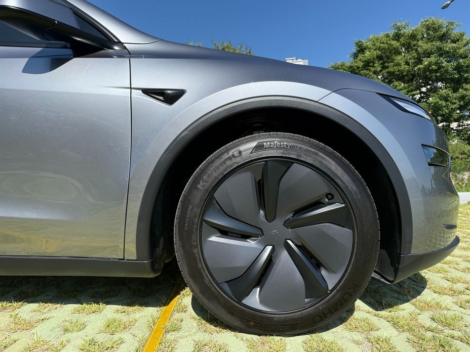 Tesla Model Y 2025