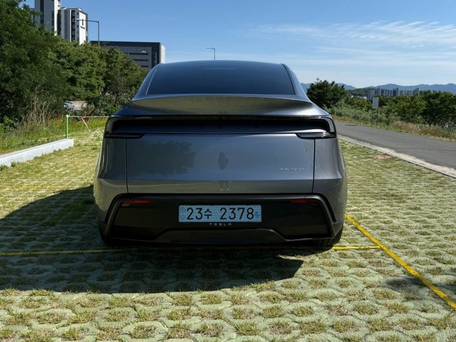 Tesla Model Y 2025