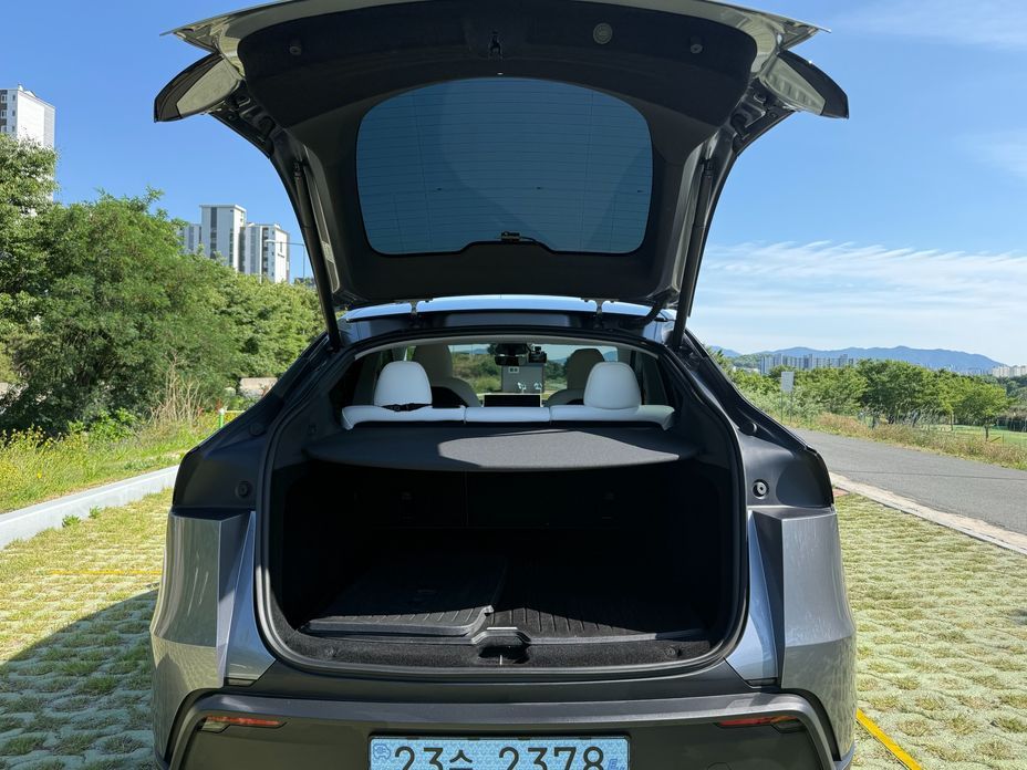 Tesla Model Y 2025