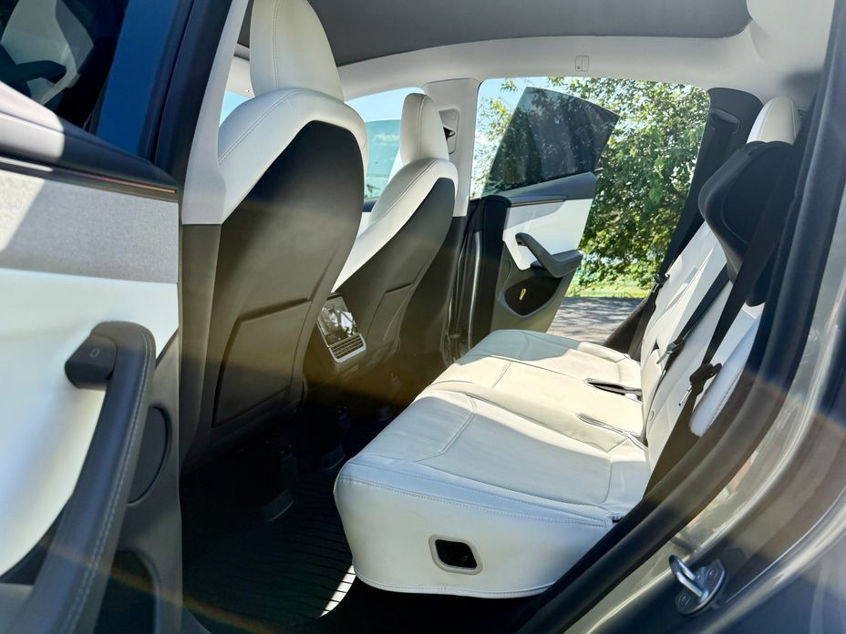 Tesla Model Y 2025