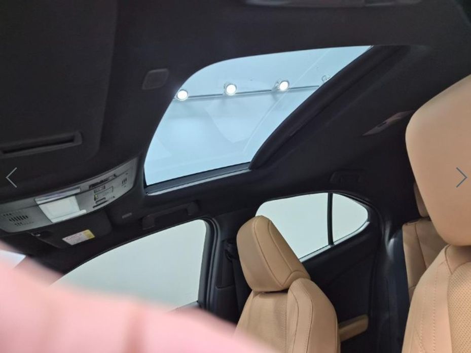 Lexus UX 2025