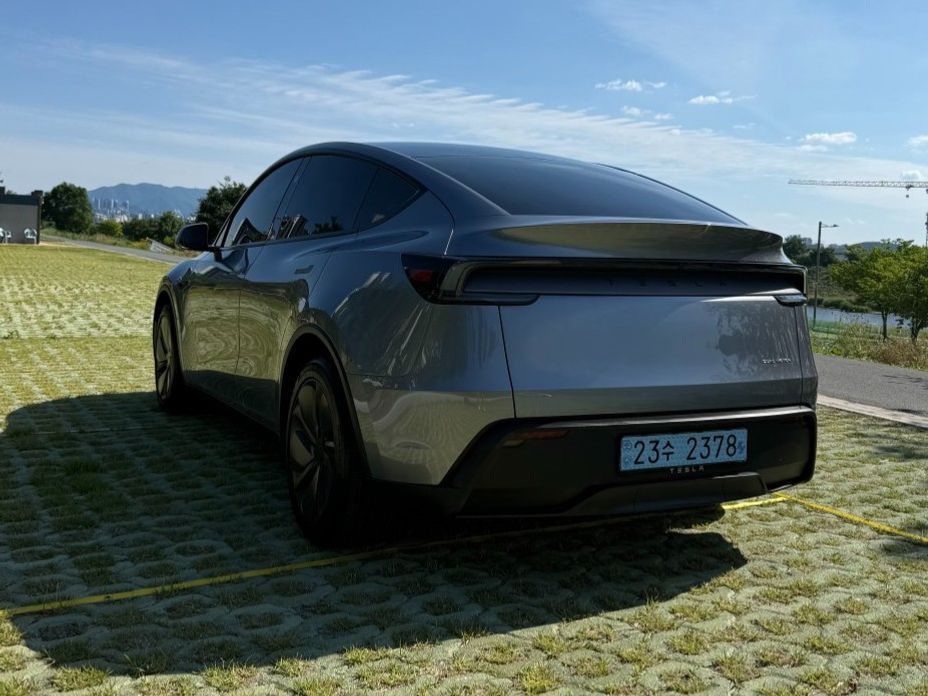 Tesla Model Y 2025