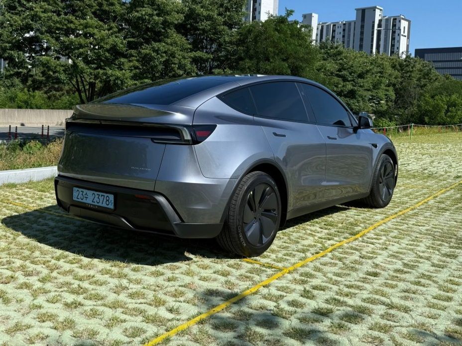 Tesla Model Y 2025