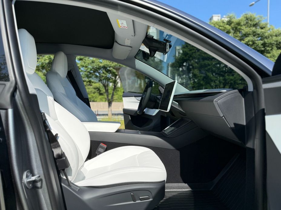 Tesla Model Y 2025