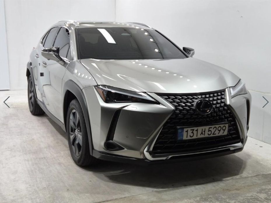 Lexus UX 2025
