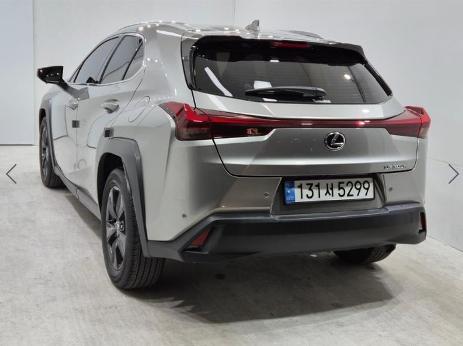 Lexus UX 2025