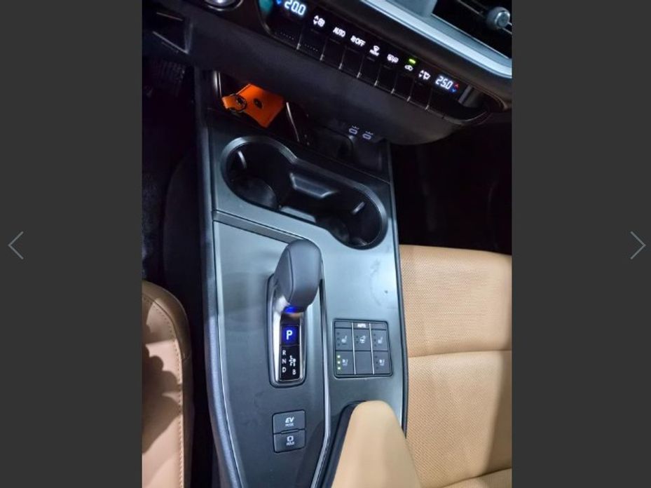 Lexus UX 2025