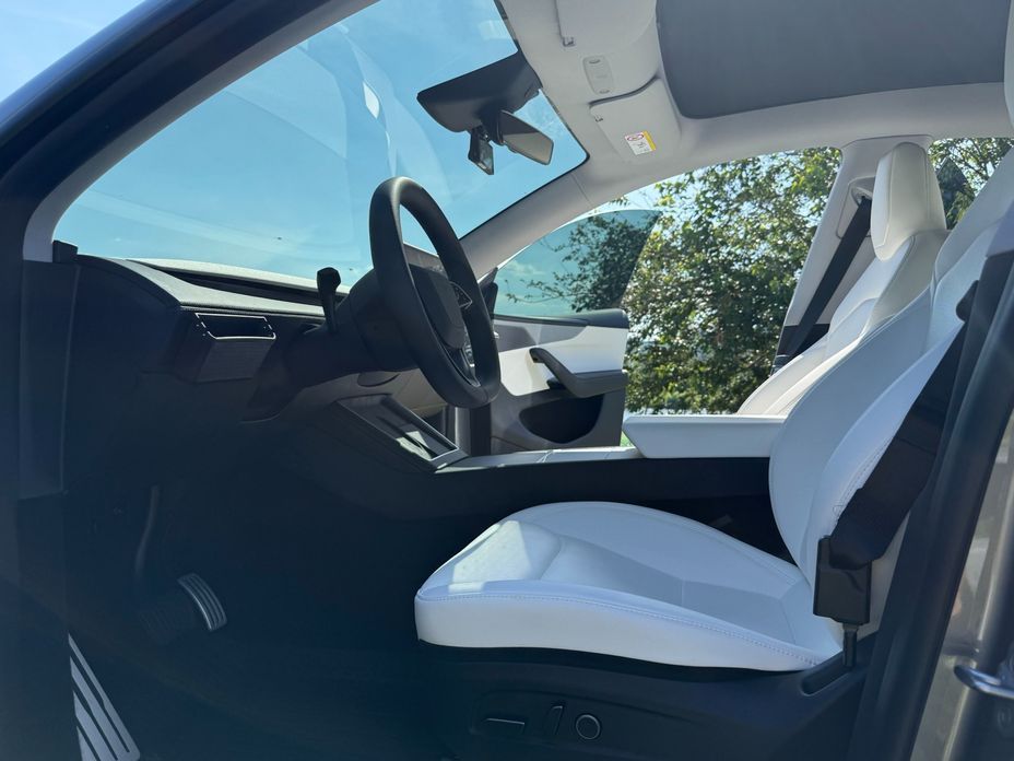 Tesla Model Y 2025