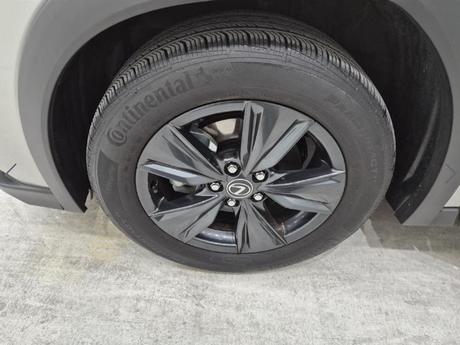 Lexus UX 2025