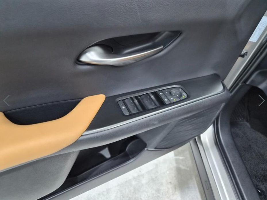 Lexus UX 2025