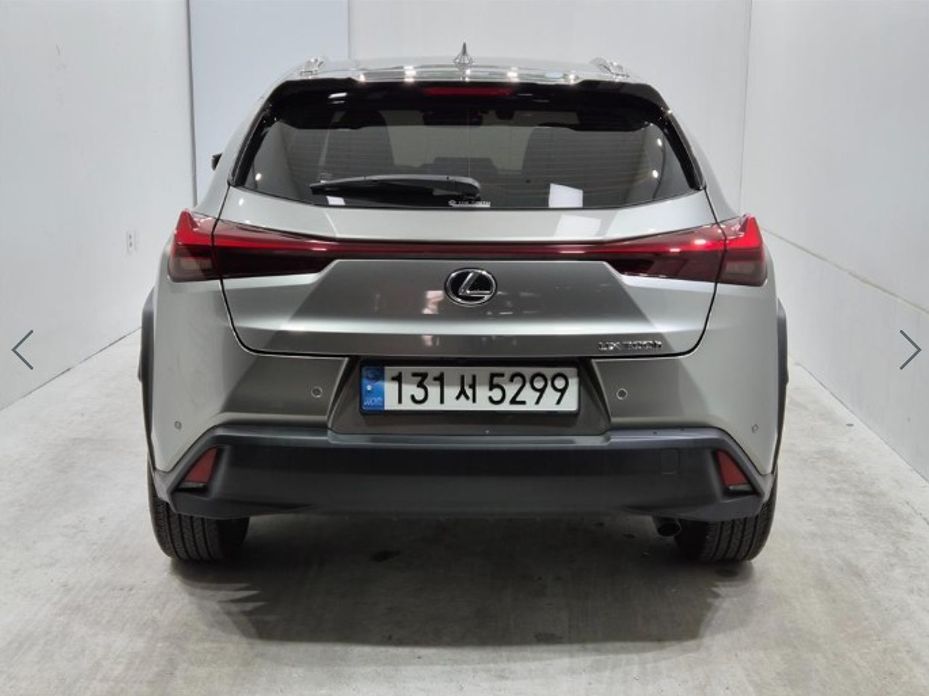 Lexus UX 2025