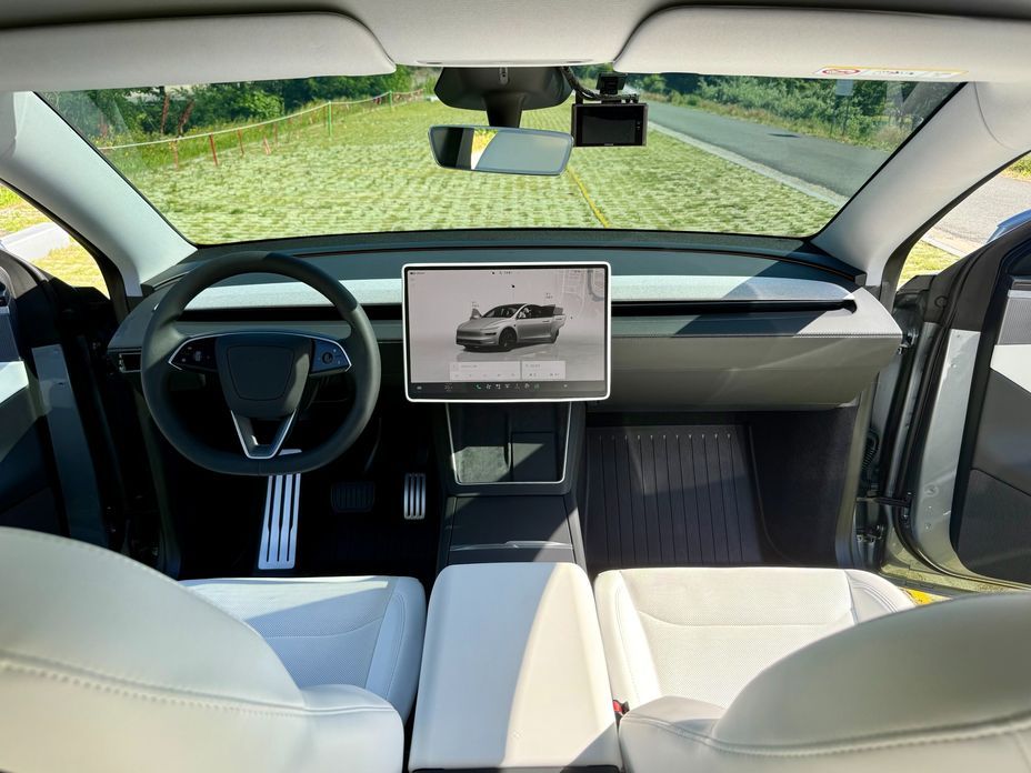 Tesla Model Y 2025