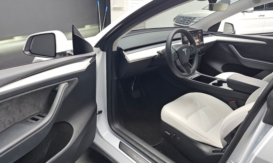 Tesla Model Y 2024