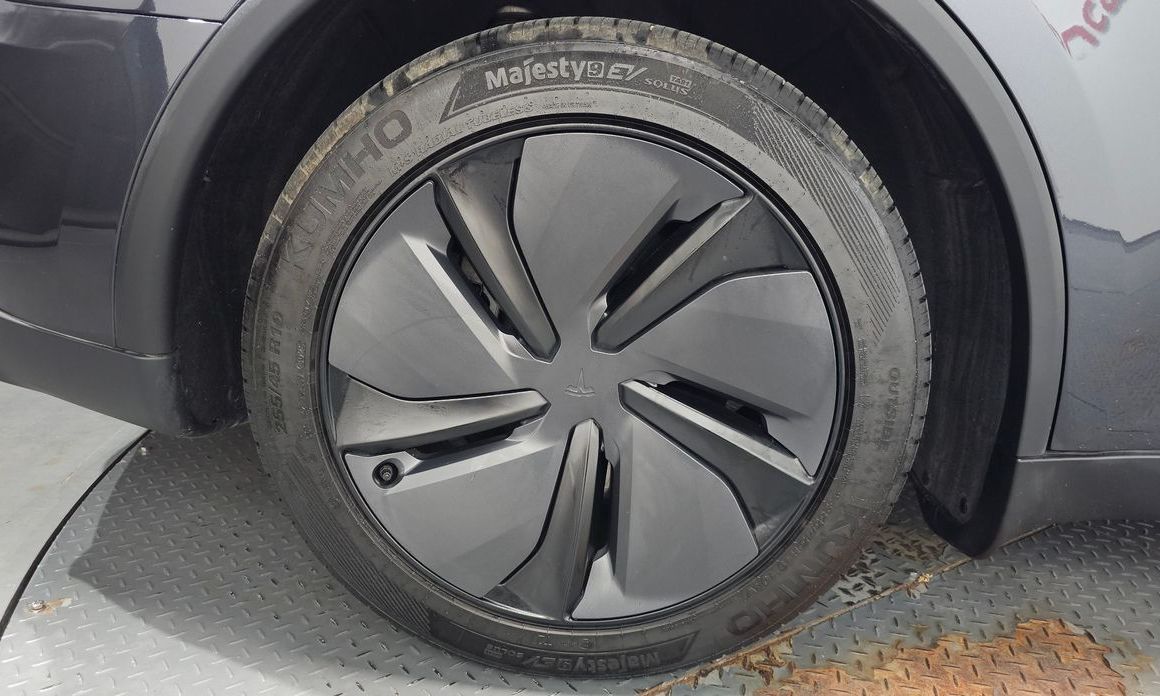 Tesla Model Y 2025