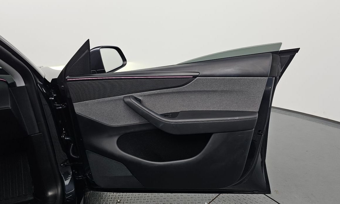Tesla Model Y 2025