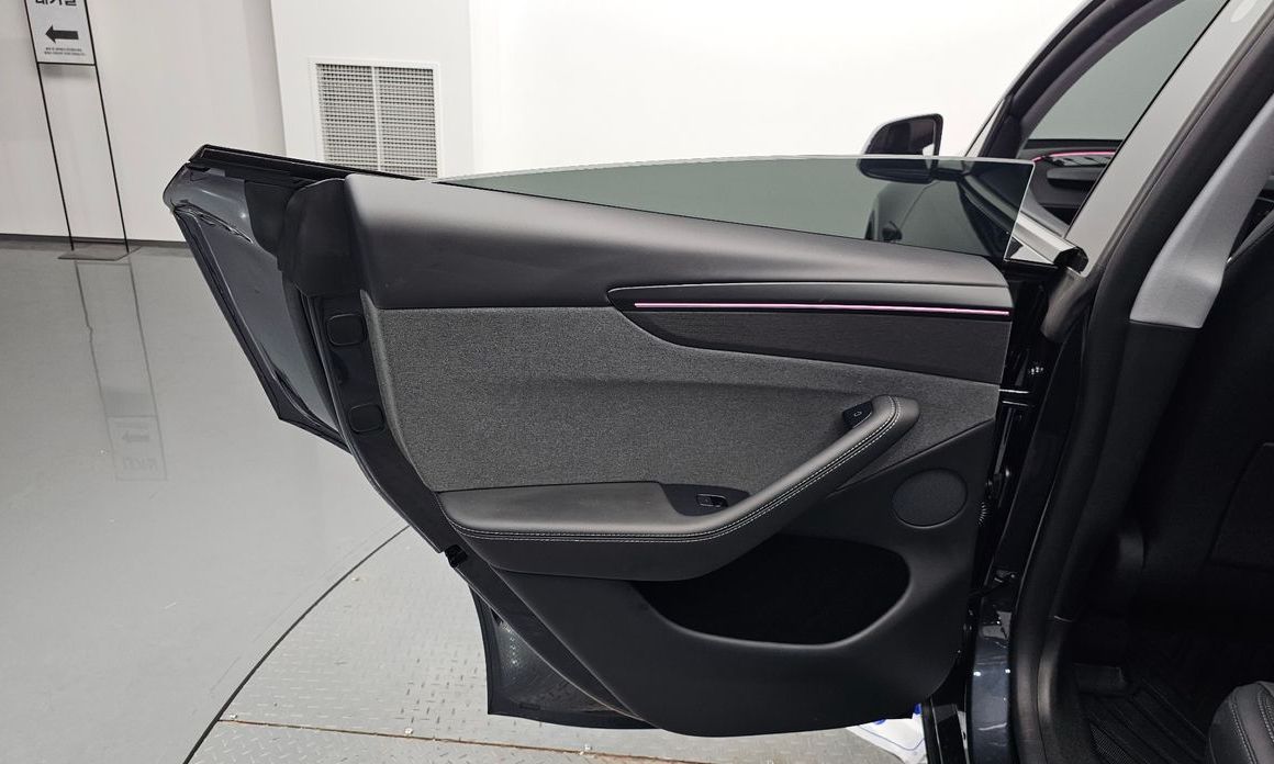 Tesla Model Y 2025