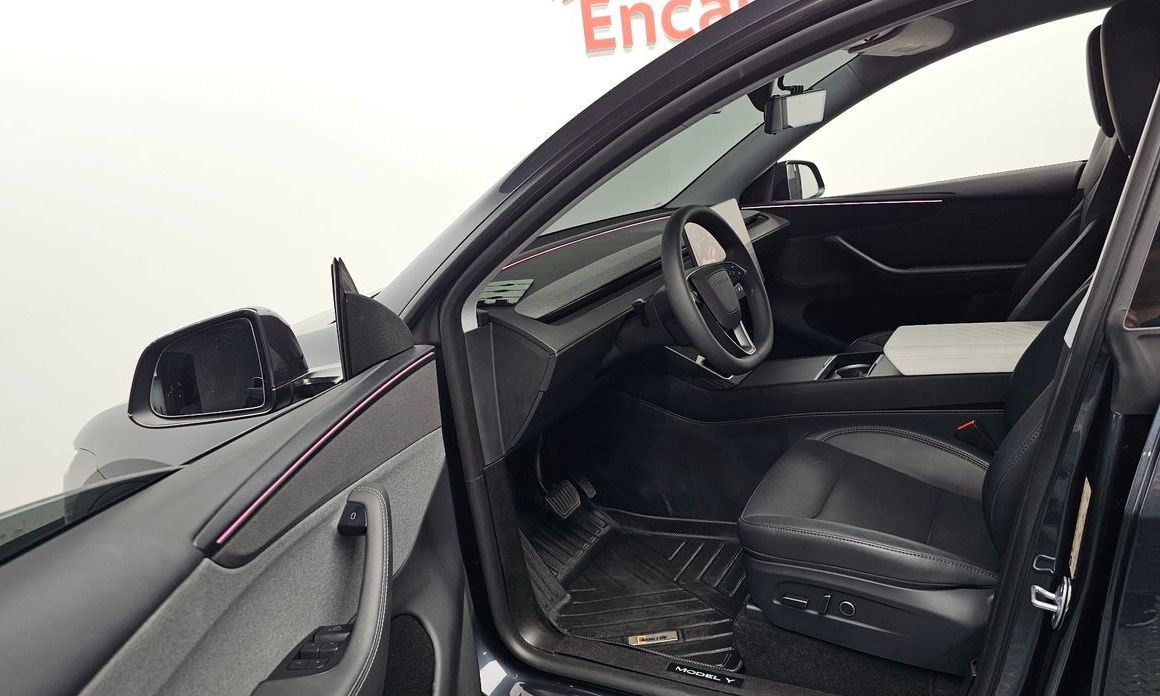 Tesla Model Y 2025