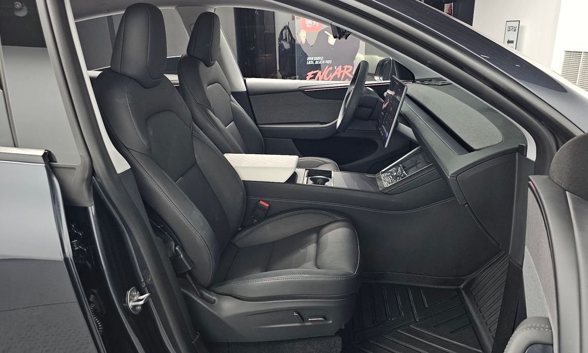 Tesla Model Y 2025
