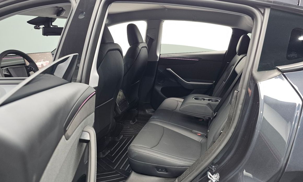 Tesla Model Y 2025