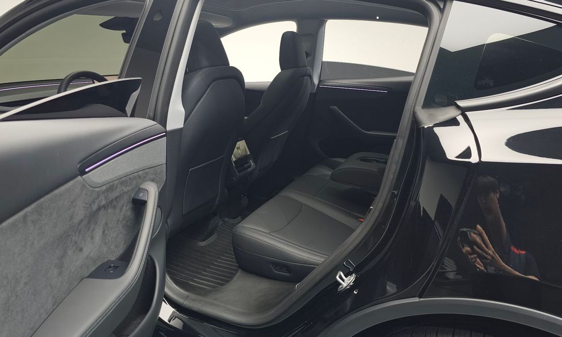 Tesla Model Y 2025