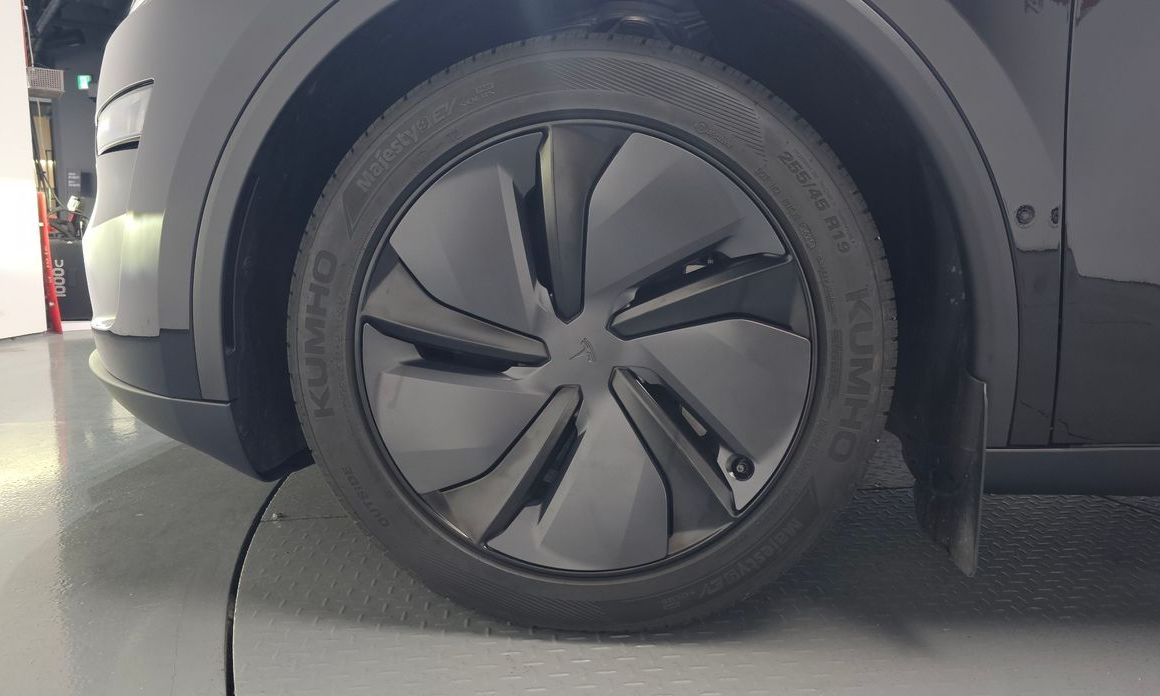 Tesla Model Y 2025