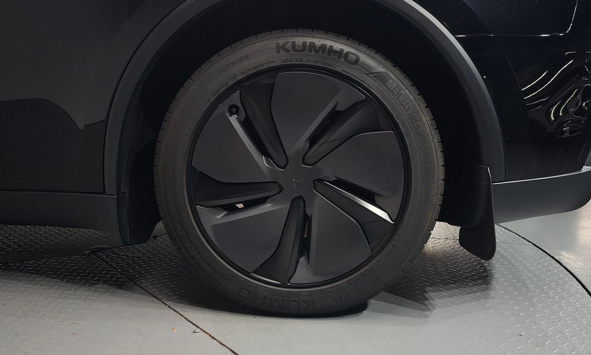 Tesla Model Y 2025