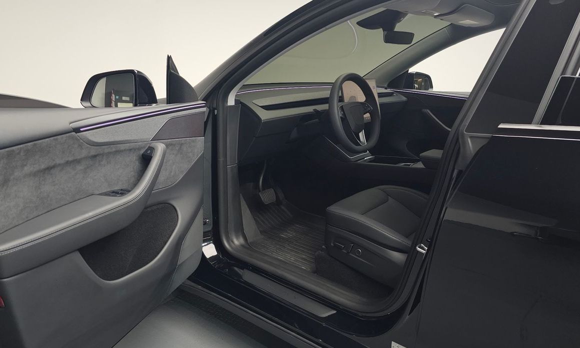 Tesla Model Y 2025