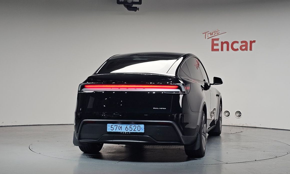 Tesla Model Y 2025