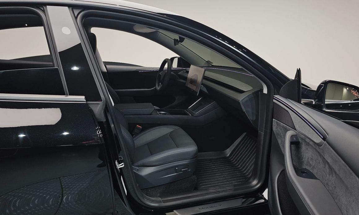 Tesla Model Y 2025