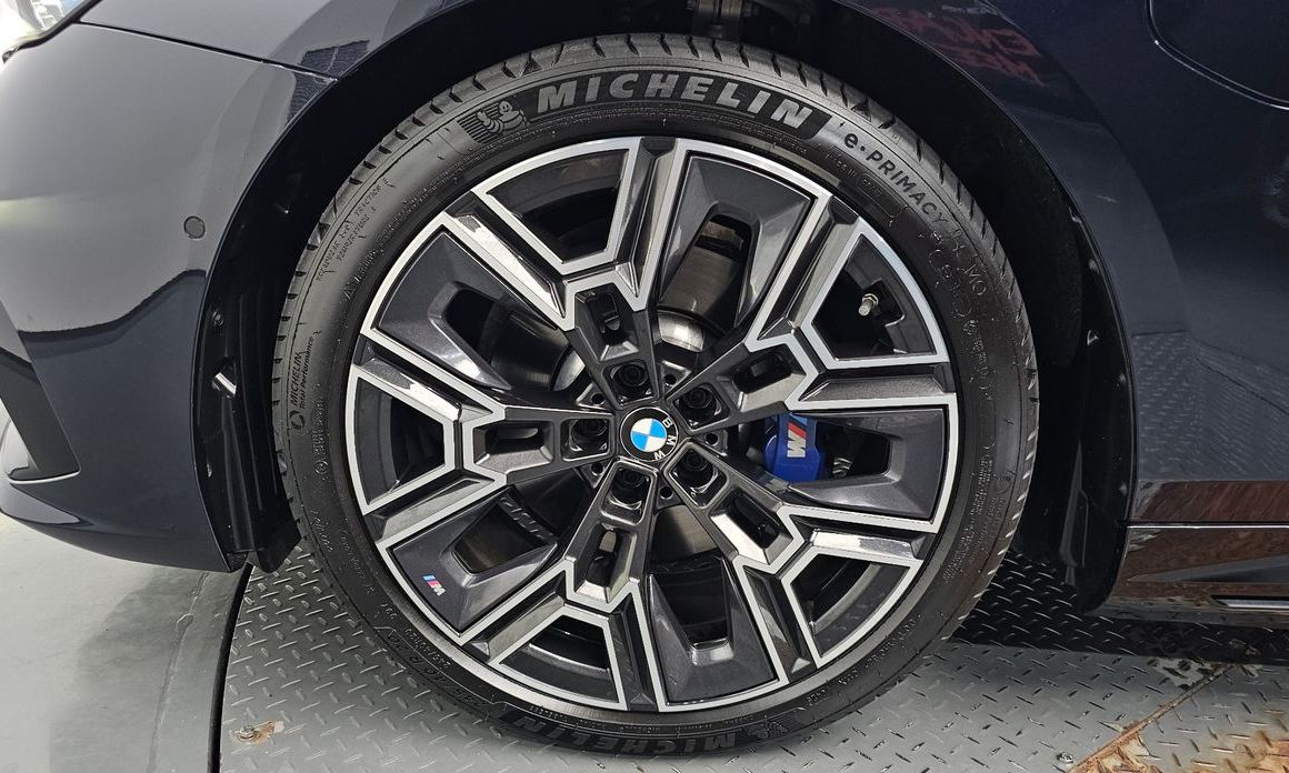 BMW 5-Series 2025