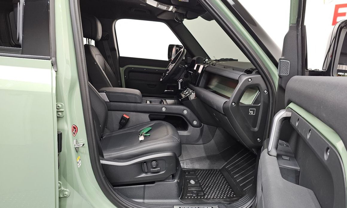 Land Rover Defender 2023