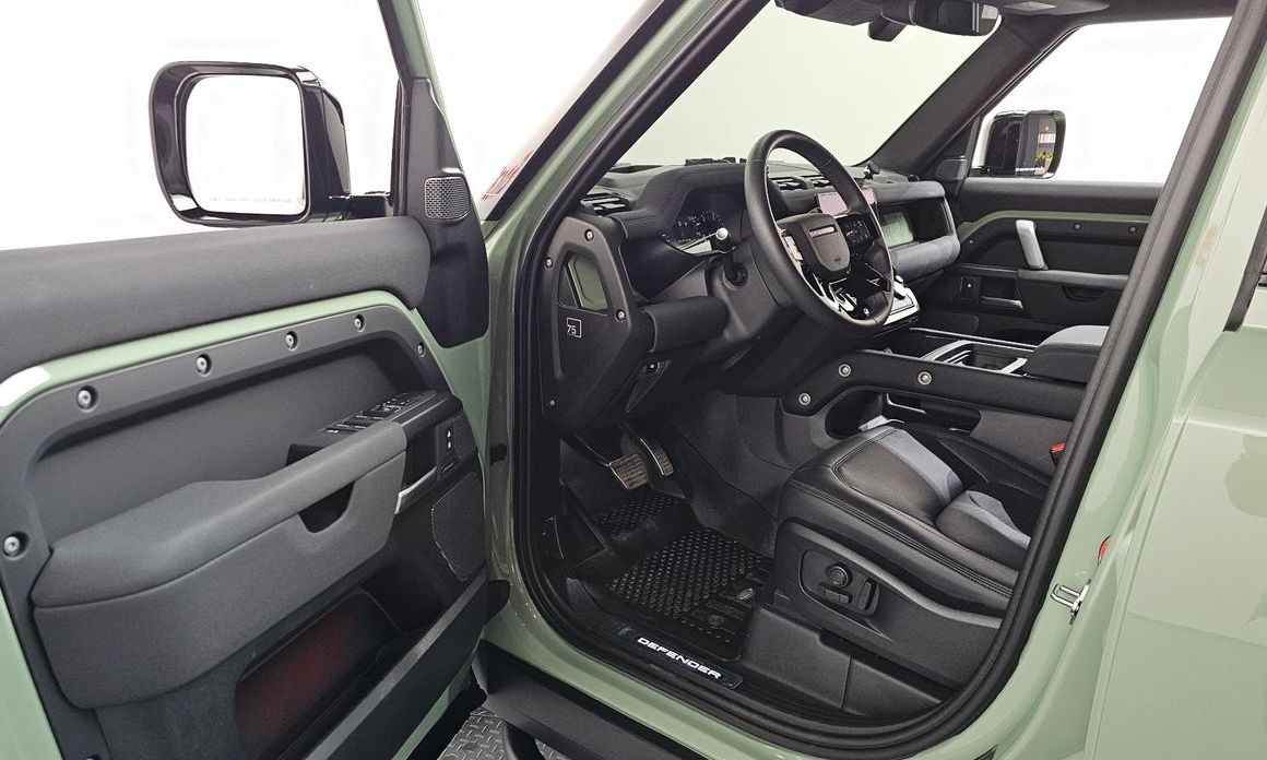 Land Rover Defender 2023