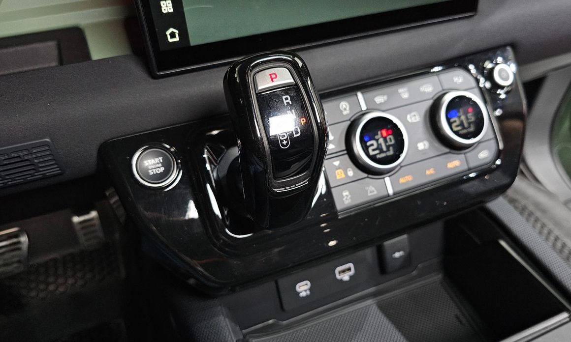 Land Rover Defender 2023