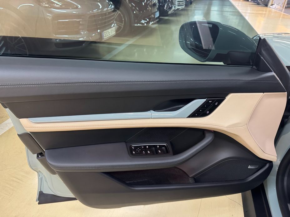 Porsche Taycan 2025