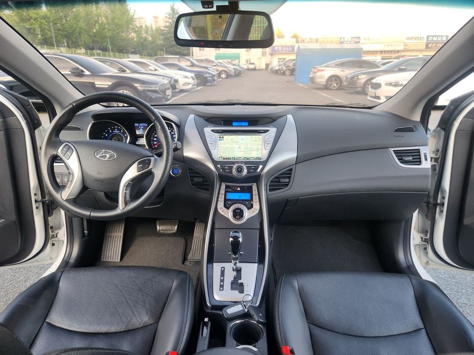 Hyundai AVANTE 2011