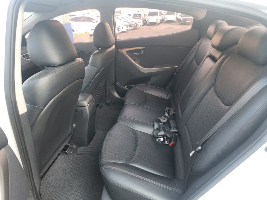 Hyundai AVANTE 2011
