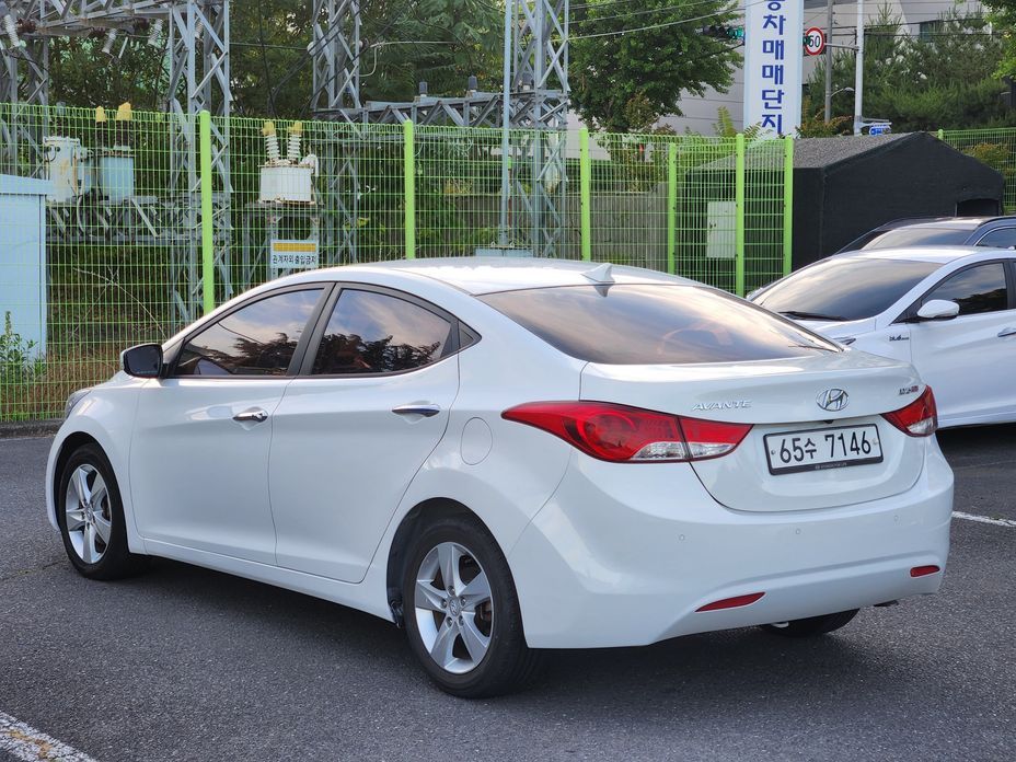 Hyundai AVANTE 2011