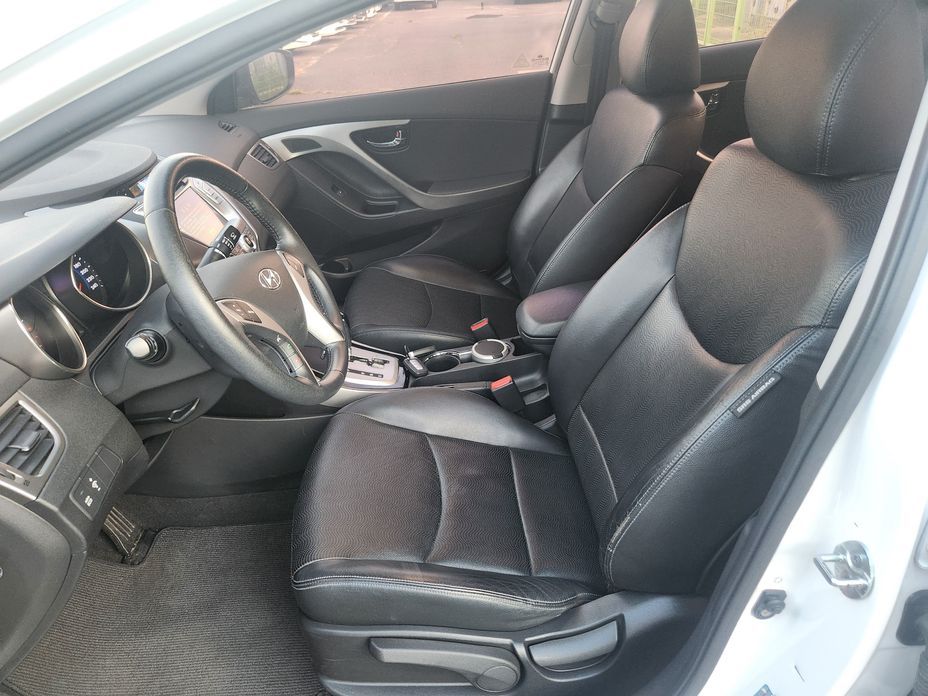 Hyundai AVANTE 2011