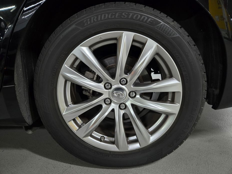 Infiniti Q70 2016