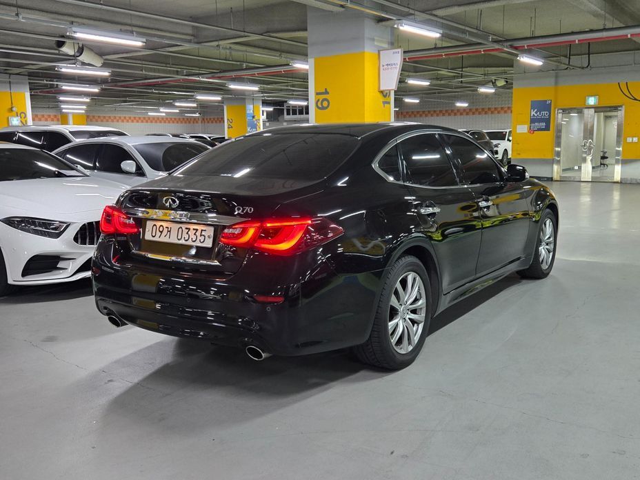 Infiniti Q70 2016