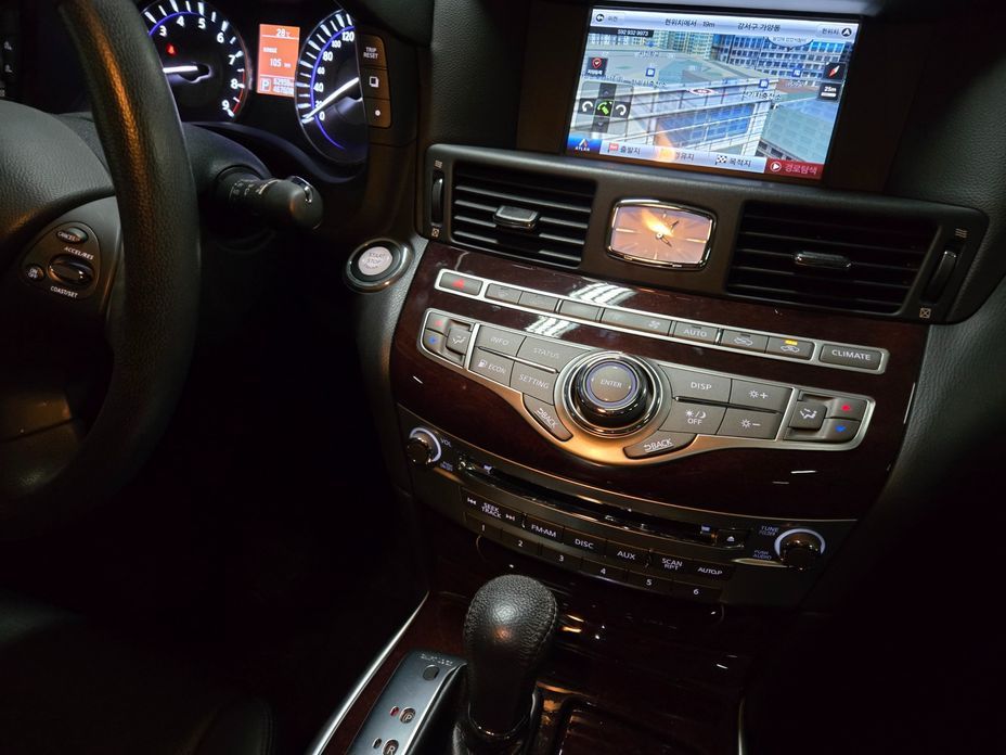 Infiniti Q70 2016