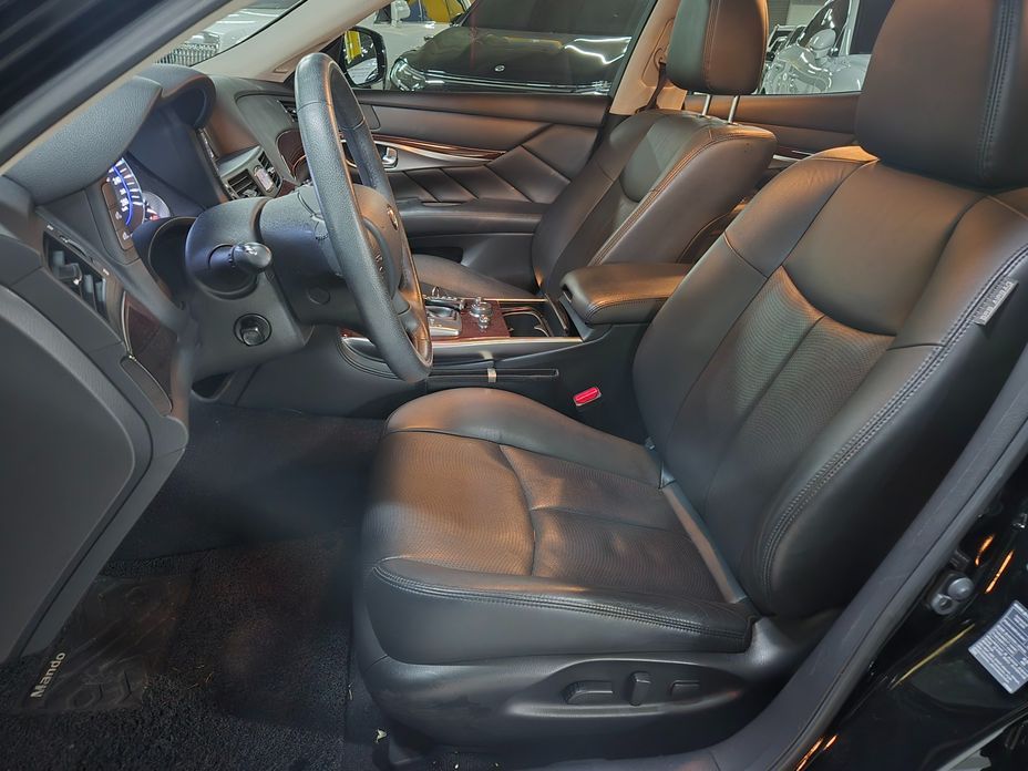 Infiniti Q70 2016