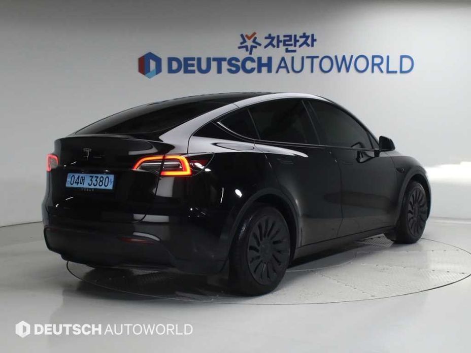 Tesla Model Y 2024
