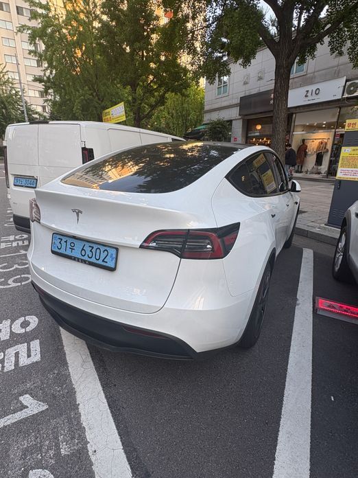 Tesla Model Y 2024