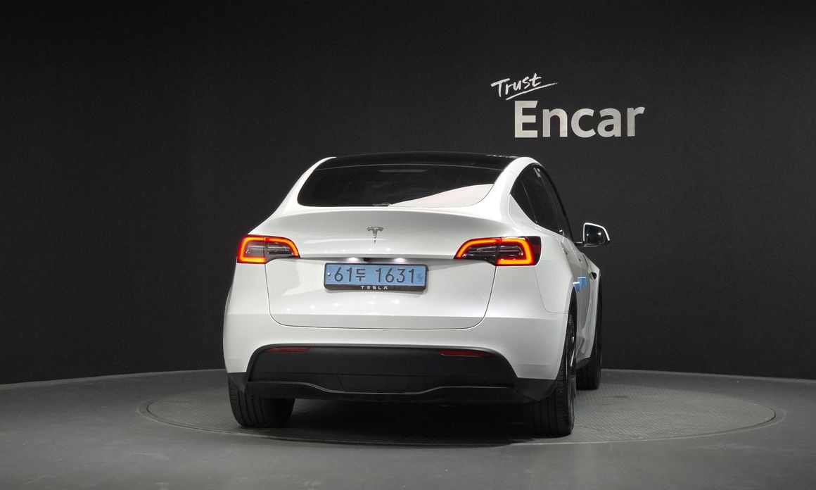 Tesla Model Y 2024