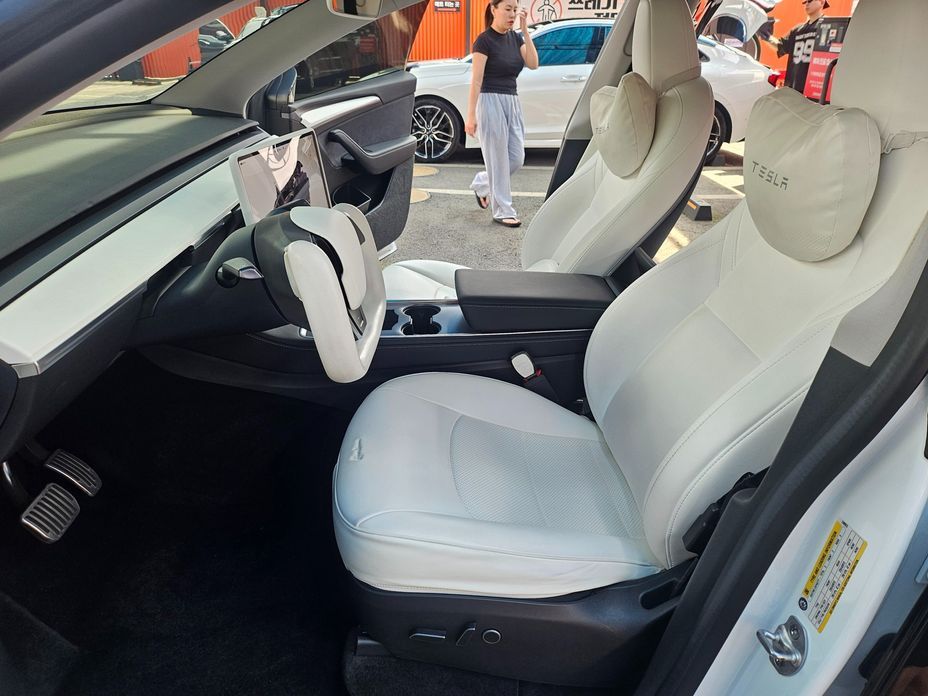 Tesla Model Y 2024